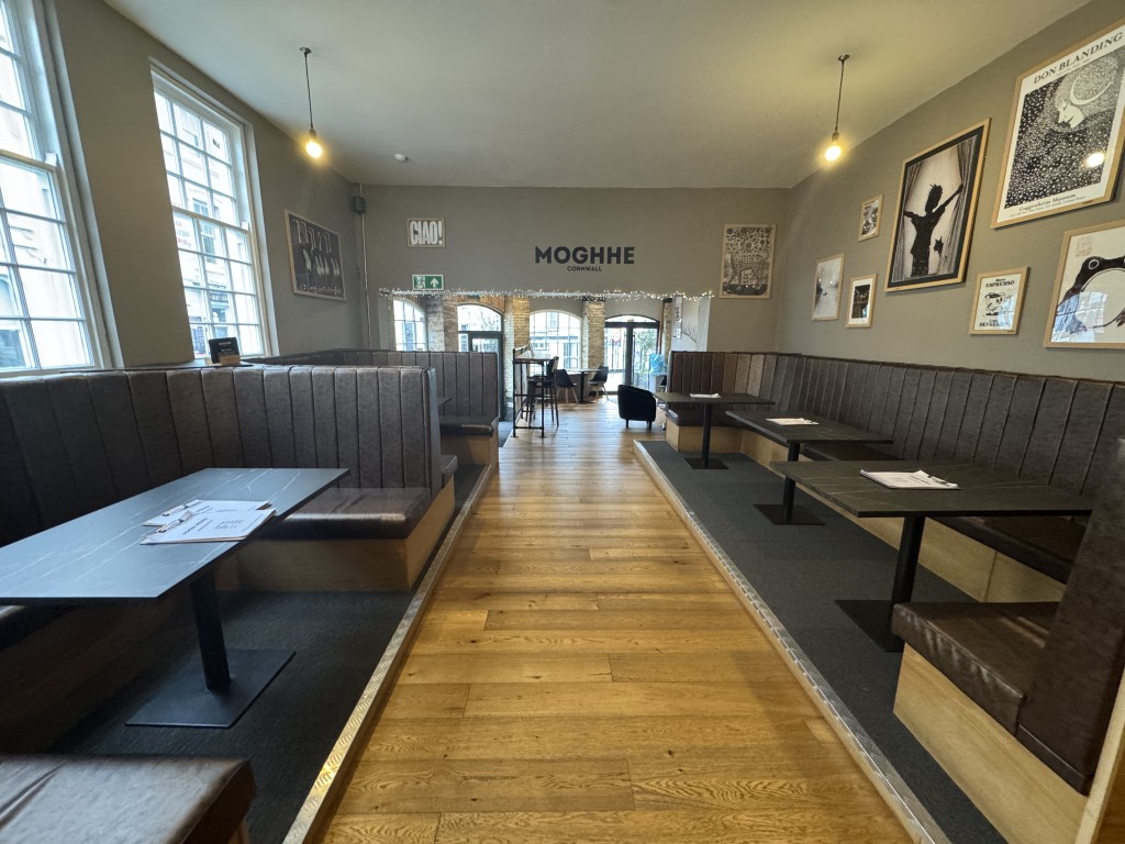 Lot: 67 - SUBSTANTIAL TOWN CENTRE COMMERCIAL PROPERTY WITH POTENTIAL - View of the bar seating